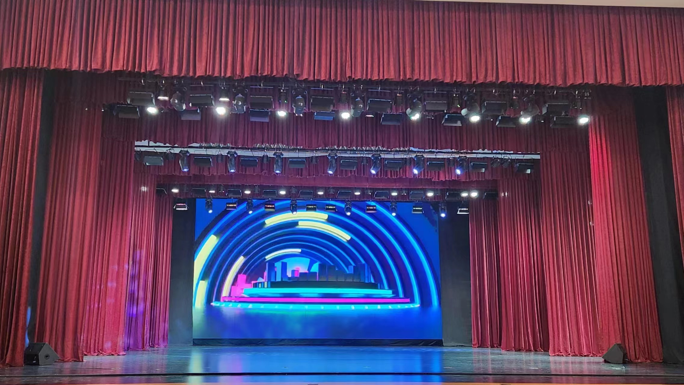 蒙古國 肯特會議中心劇院 舞臺機(jī)械、燈光、音響、LED屏項(xiàng)目已順利交付使用